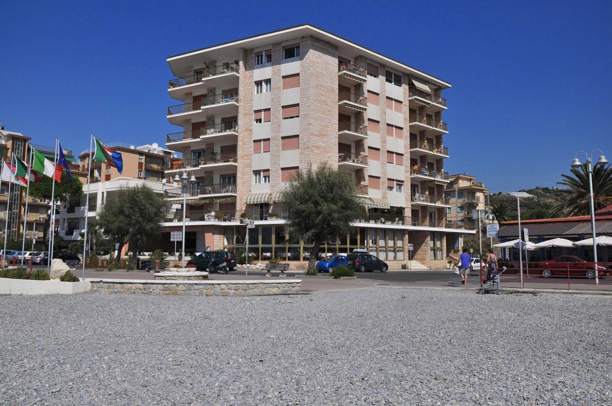 Gaiavacanze Beach Apartment Bordighera Ngoại thất bức ảnh